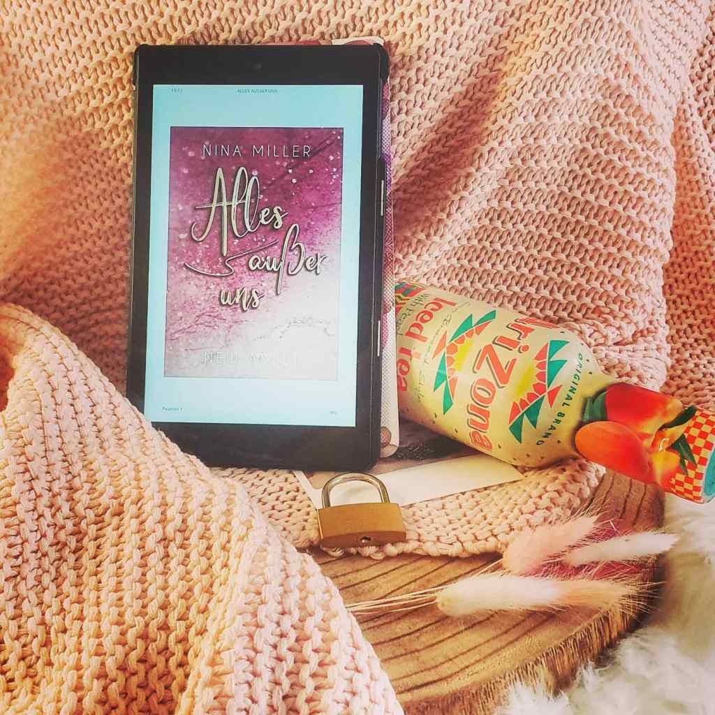 Titel: Alles außer uns!

Autorin: Nina Miller
Seiten: 455
Genre: New Adult Roman
Verlag: Selfpublisher
Format: Taschenbuch
Preis: 12,99€
